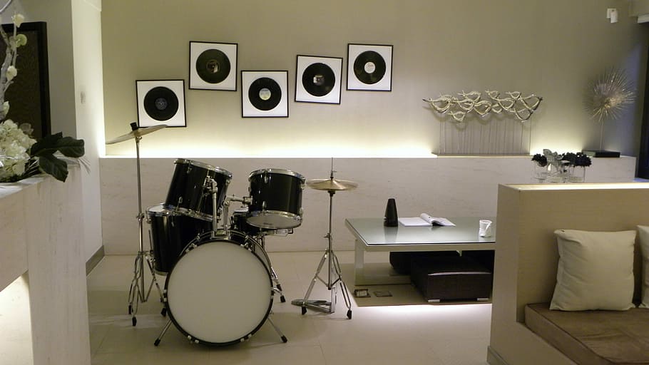 hitam, drum, set, di samping, meja kopi, sofa, drum hitam, drum set, rumah tangga, rumah