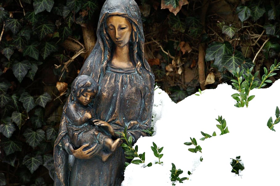 mujer, llevando, estatua del bebé, creer, muerte, cementerio, cruz, tumbas, luto, cruces