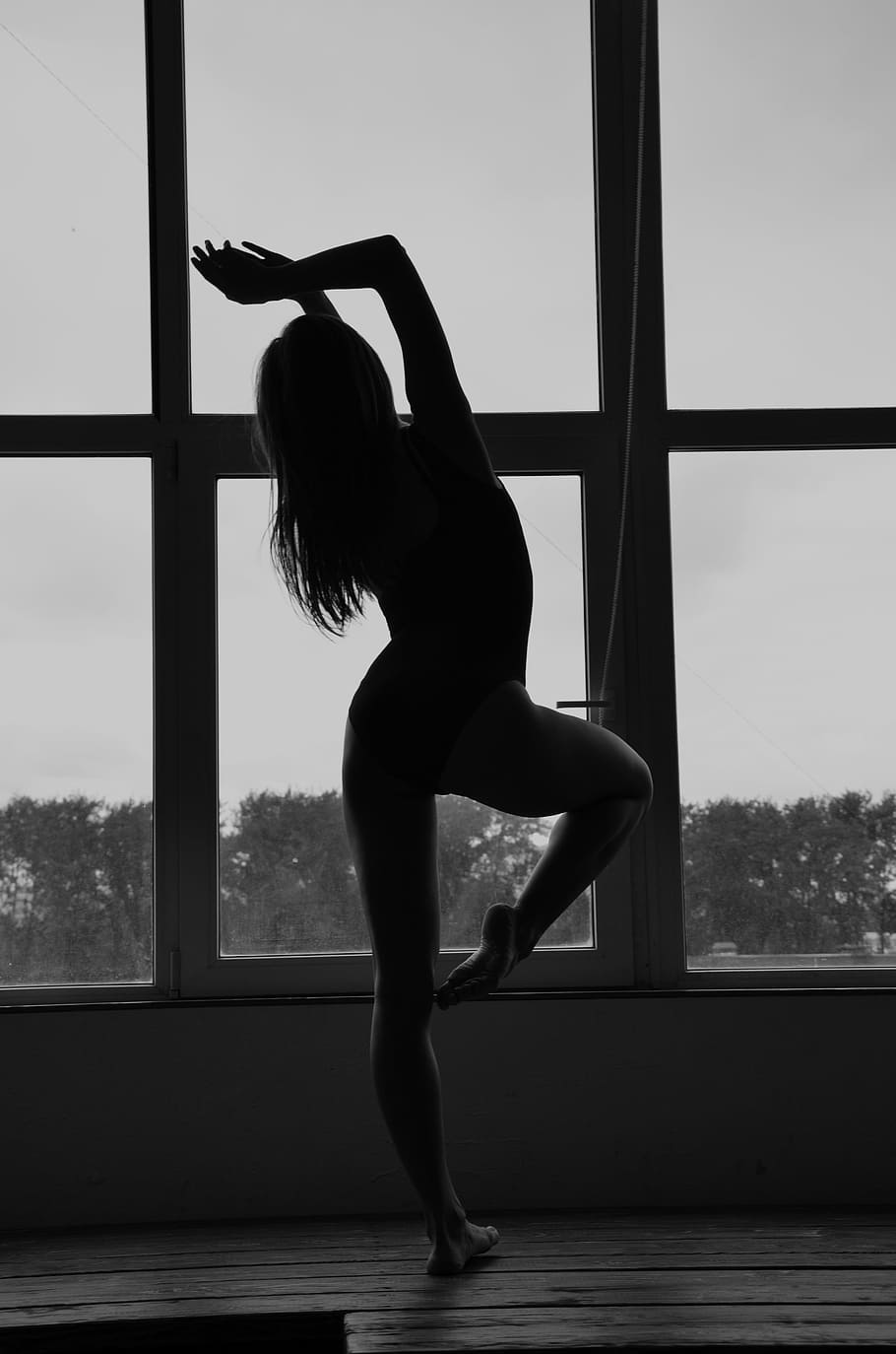mulher, vestindo, monokini, em pé, janela, escala de cinza, foto, ioga, acrobacias, menina