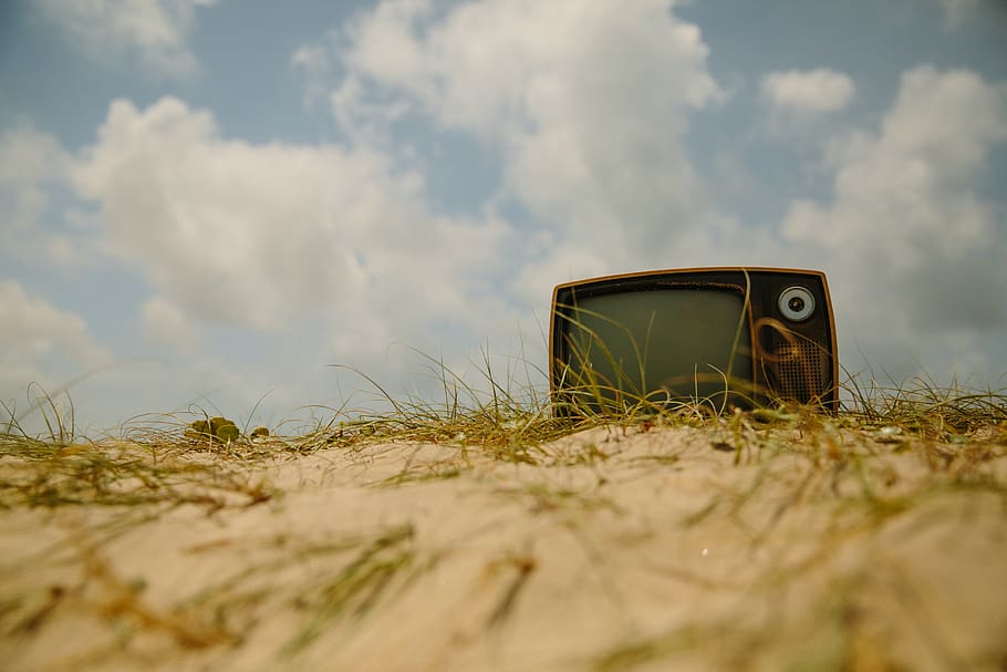 tv, televisão, vintage, escola antiga, grama, céu, nuvens, areia, natureza, nuvem - céu