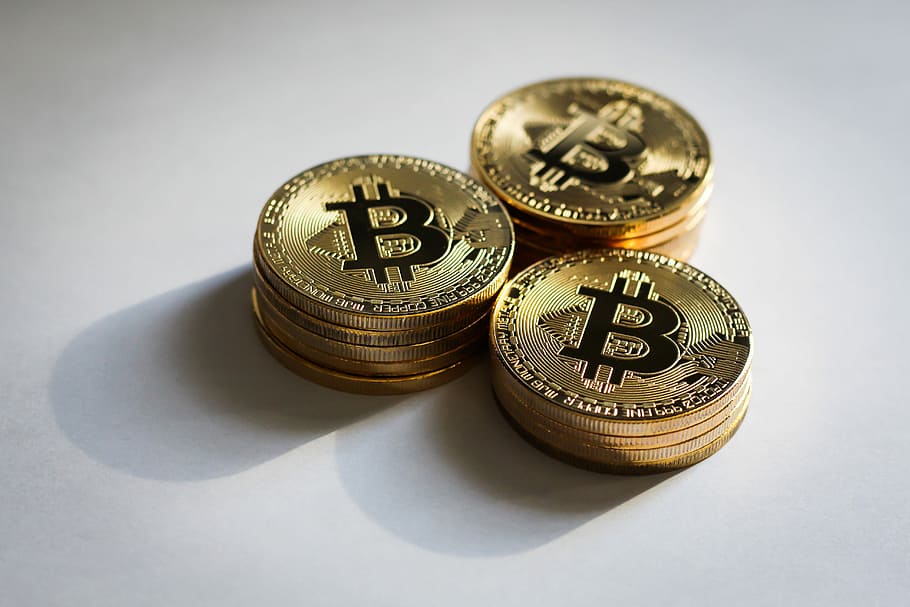 rodada bitcoins dourados, branco, superfície, finanças, moeda, bitcoin, cripto, criptomoeda, investimento, riqueza