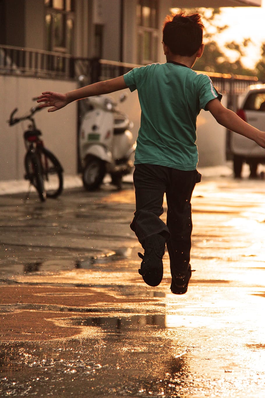 chico, camiseta verde azulado, negro, pantalones, saltando, carretera, niño, disfrutar, sol, conjunto - Pxfuel
