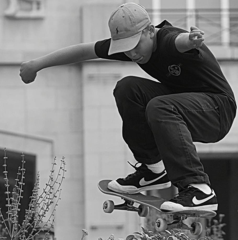 foto grayscale, anak laki-laki, mengendarai, skateboard, skating, olahraga, orang-orang, manusia, hewan peliharaan, melompat