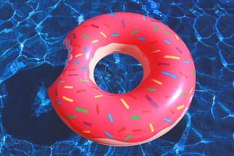 mordido, donut flotador inflable, donut, inflable, flotador, azul, comida, merienda, rojo, sin gente