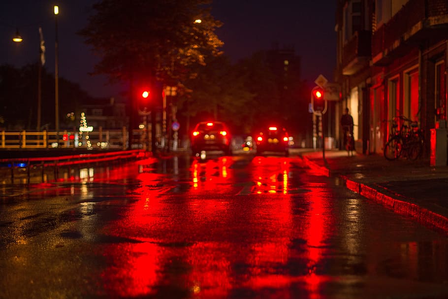 dua, kendaraan, berhenti, merah, cahaya, jalan, lalu lintas, malam, gelap, kota