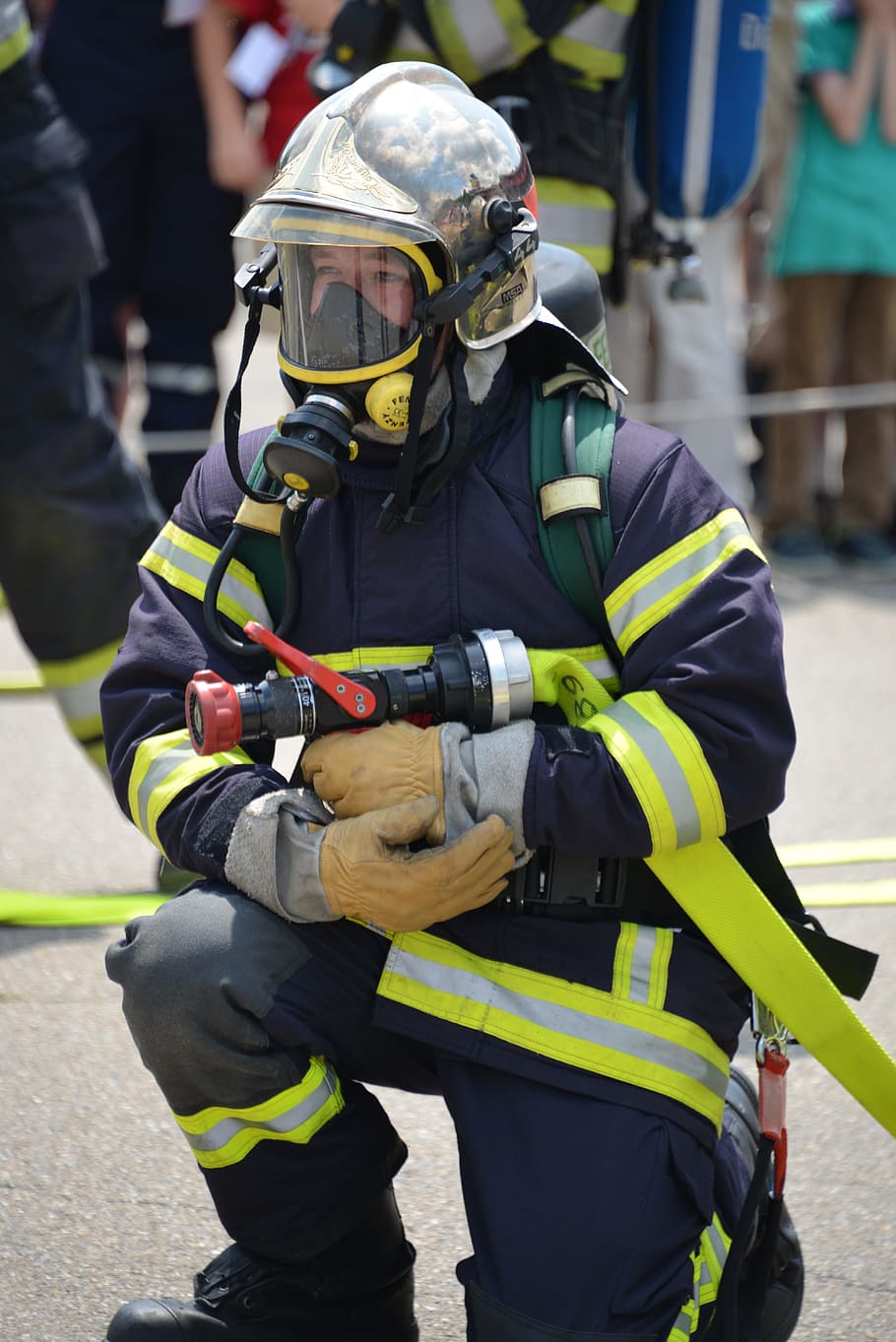 男, 保持, 消防ホース, 消防士, 火, 防護服を着用, 呼吸保護, feuerloeschuebung, 削除, 呼吸装置