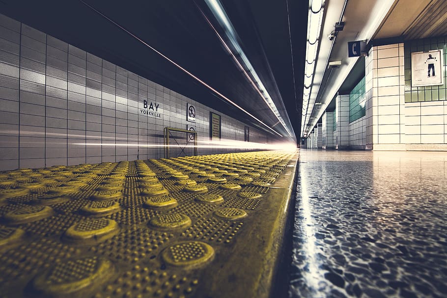 gris, hormigón, piso, dentro, edificio, plataforma, subterráneo, metro, estación, suelo