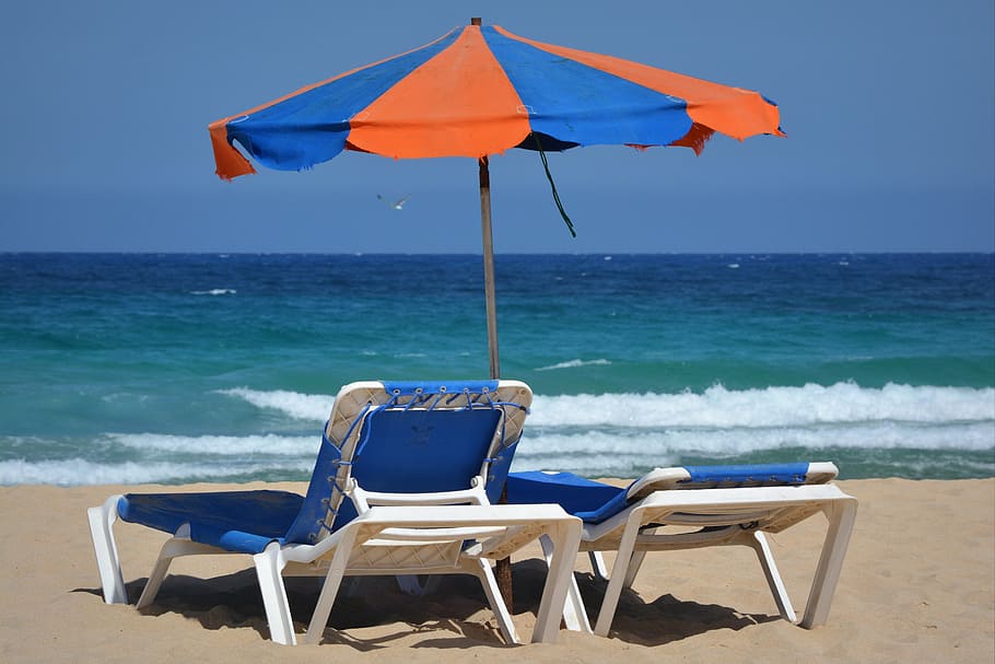 blanco, tumbonas de plástico, naranja, azul, sombrilla, playa, hamacas, mar, vacaciones, relajación