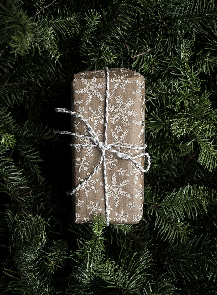 brown gift wrap, gray, white, snowflakes, print, gift, box, christmas, tree, holiday