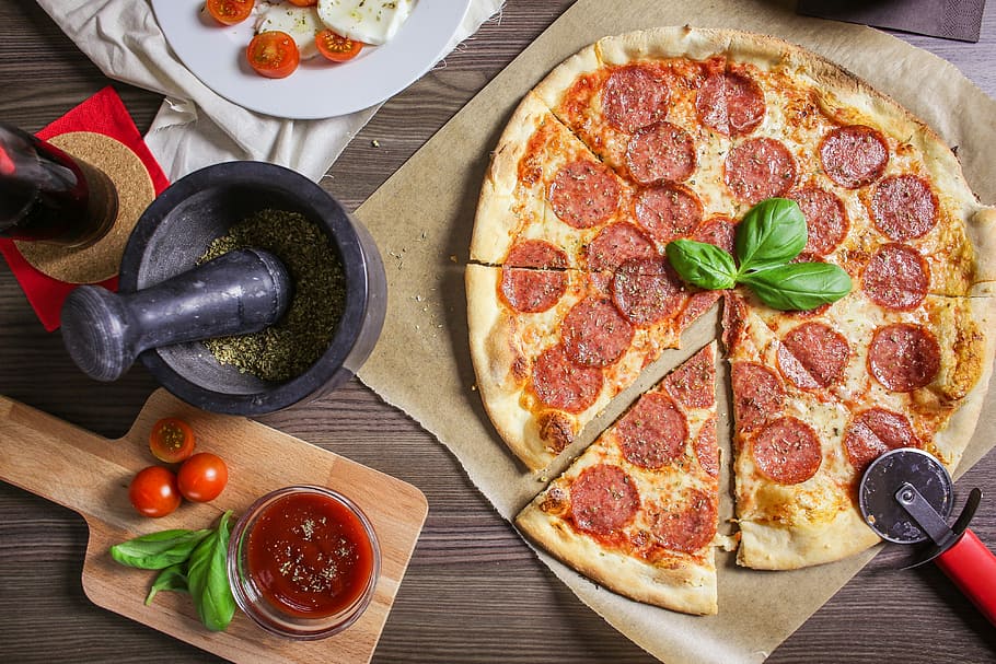 preparar pizza de salami, salami, pizza, hornear, cocinar, cena, comida, foodie, hambriento, salsa de tomate