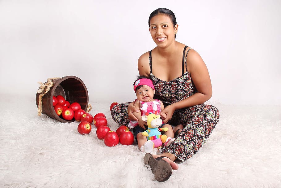 mama, bebe, apple, fruit, girl, happy, smiling, looking at camera, portrait, happiness