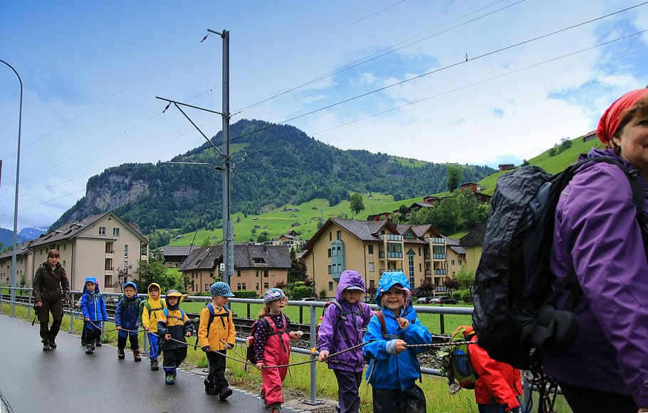 Suiza los niños enseñanza al aire libre, enseñanza suiza al aire libre, niños suizos, grupo de personas, montaña, exterior del edificio, mujeres, personas reales, arquitectura, hombres