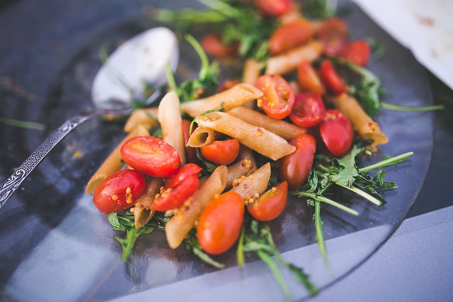 tube pasta salad, served, glass plate, salad, rucola, tomato, red tomato, pasta, penne, vegetable