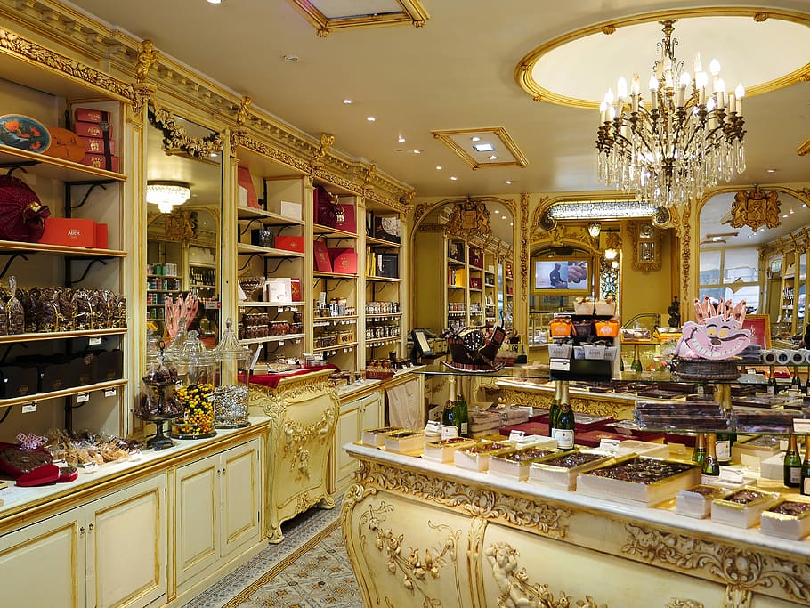 loja de doces, estabelecida há muito tempo, longa, chocoladaria, linda, exclusiva, lustre, antiga, decorativa, atmosférica