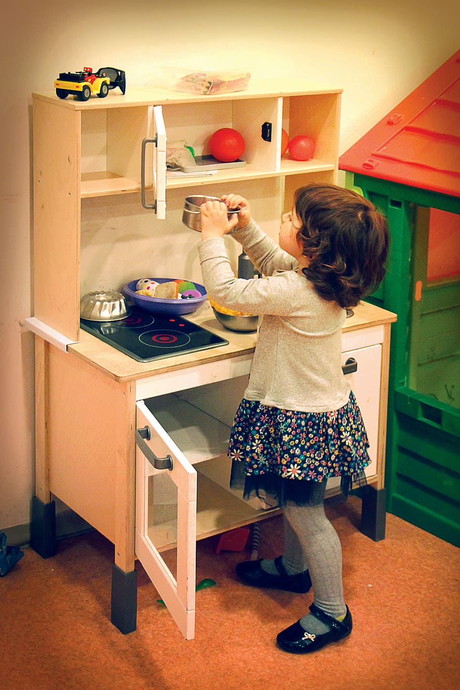 girl, gray, blue, floral, long-sleeved, dress, playing, kitchen, play, set