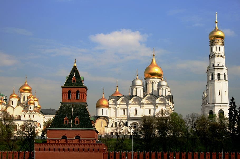red brick tower, green areas, annunciation church, church archangel, ivan great belfry, white churches, towers shiny domes, arches, blue sky, architecture