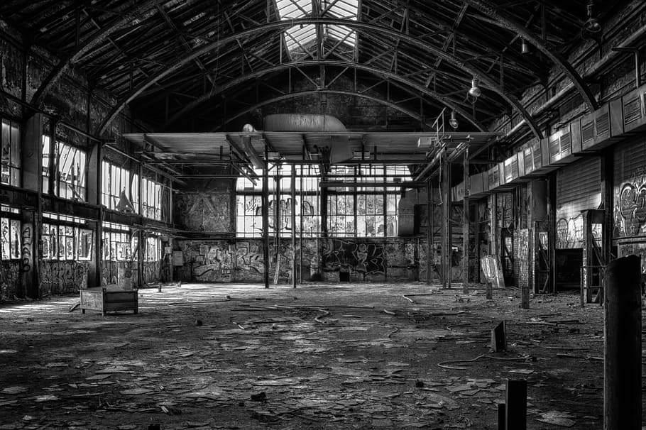 fotografi grayscale, ditinggalkan, bangunan, tempat-tempat yang hilang, hitam dan putih, pforphoto, mistis, bangunan tua, suasana hati, pabrik