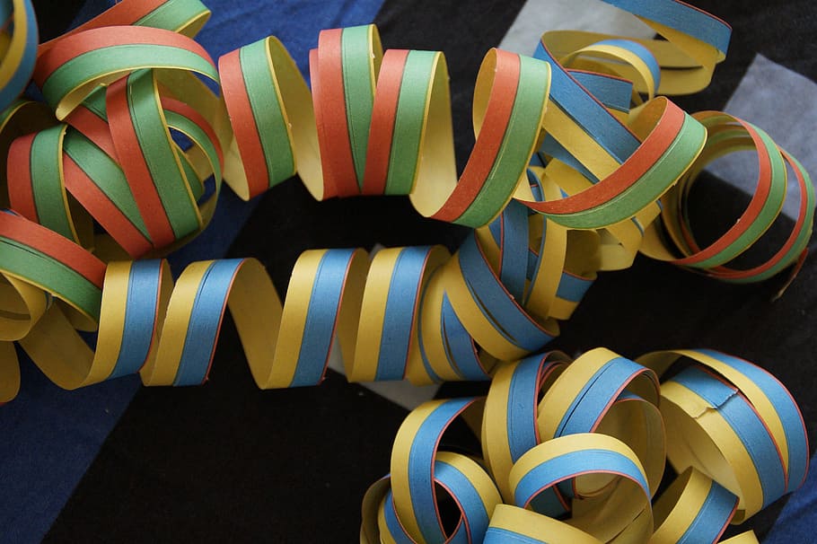 Antecedentes de carnaval con coloridos serpentina de papel Imagen Vector de  stock - Alamy