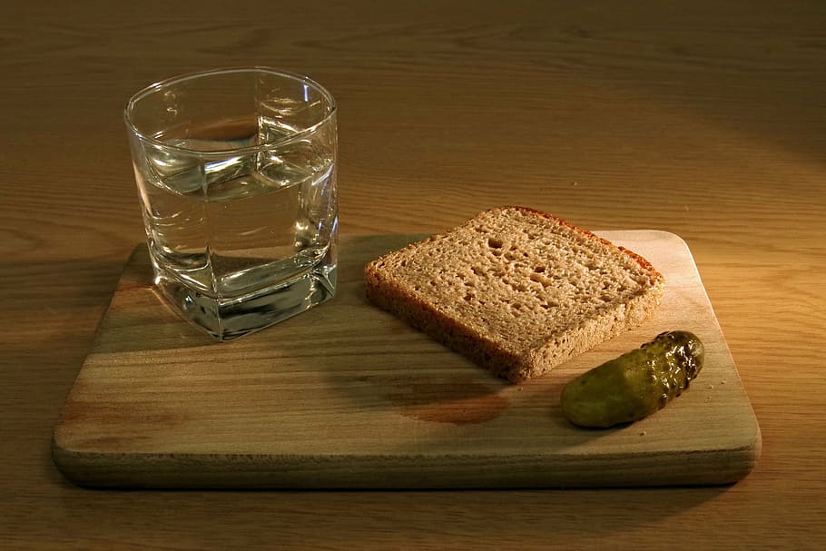 claro, vaso de vidrio, agua, al lado, pan, madera, tablero, cena, seco, pepino