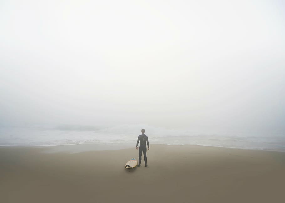 persona, en pie, línea costera, blanco, tabla de surf, mar, océano, agua, olas, naturaleza