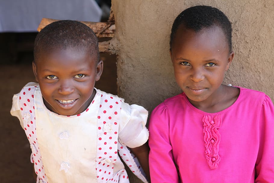 dois, meninas, sentado, tirando, foto de grupo, africano, crianças, beleza, caridade, voluntário