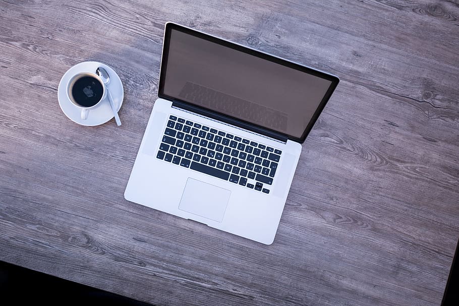 macbook, al lado, blanco, taza de café, computadora portátil, maqueta, seminario web, abierto, café, infierno