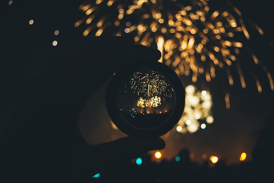 pessoa, segurando, bola, reflexão de fogos de artifício, pessoas, mão, neve, globo, vidro, globo de neve