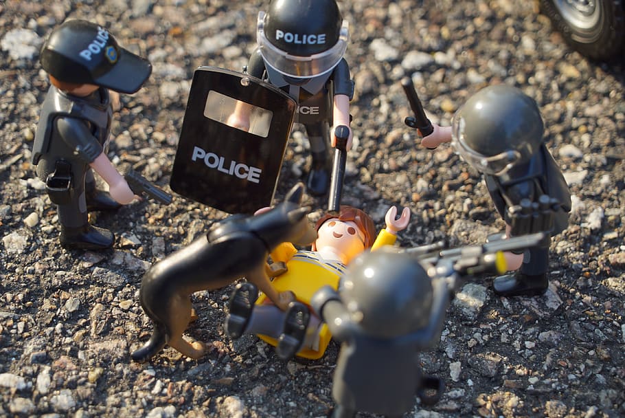 playmobil, figuras, juguetes, civiles inocentes, swat, policía, asaltante, hoo, supresores en exceso, asalto