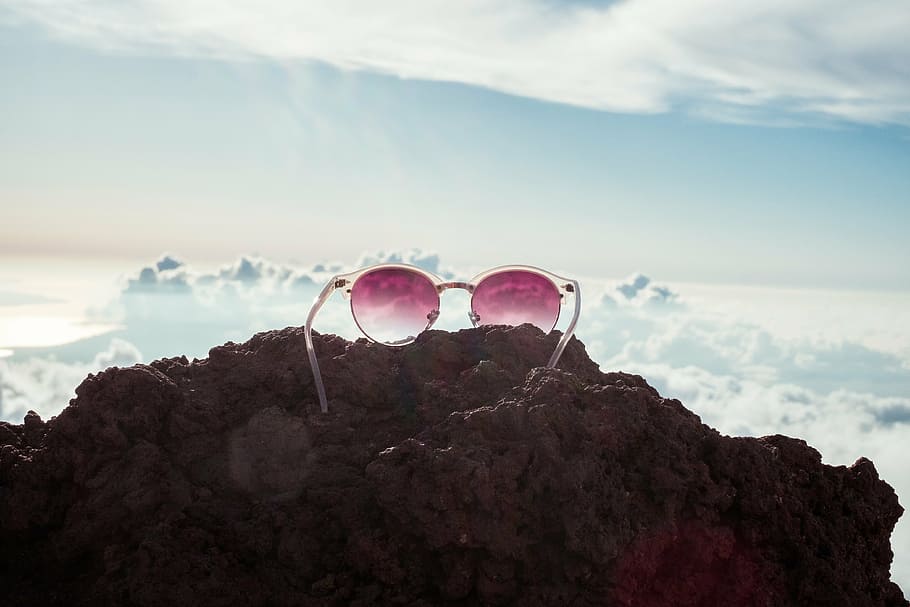 branco, emoldurado, óculos de sol, rocha, com vista, nuvens, rochas, colina, penhasco, paisagem