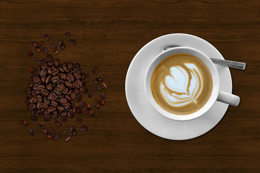 latte art, café, xícara e pires, café preto, grãos de café soltos, grãos soltos, grãos de café, feijões, colher de chá, bebida