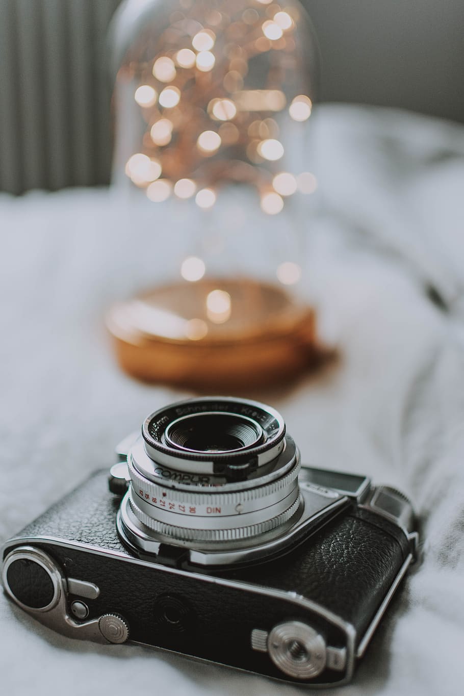 camera, bed, blanket, light, bokeh, light effect, indoors, photography themes, focus on foreground, photographic equipment