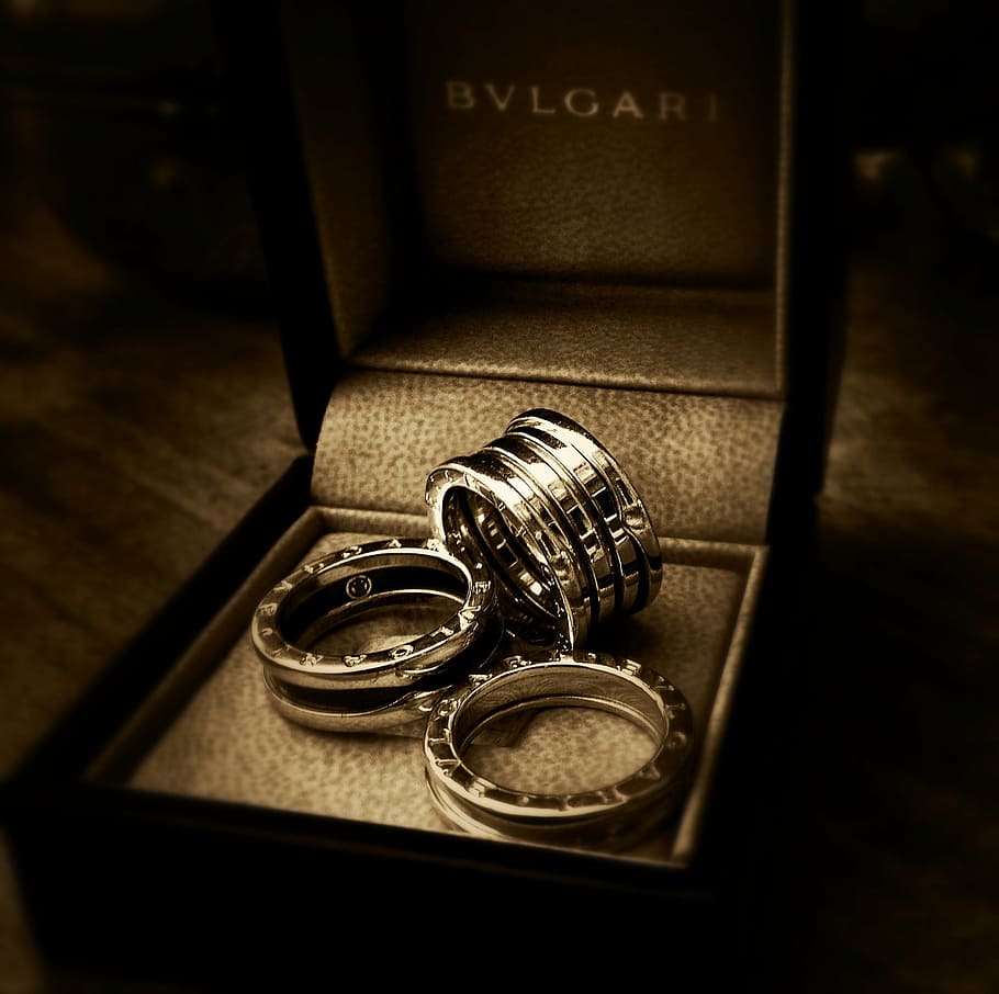 três, anéis bvlgari de cor prata, caixa, fotografia til shift, anel, luxo, preto e branco, mulher, jóias, prata