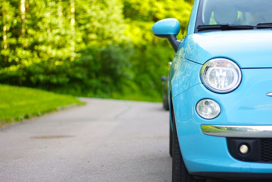 Primer plano, foto, verde azulado Fiat 500 hatchback, automóvil, automóvil estacionado, azul claro, estacionado, transporte, vehículo, automóvil nuevo