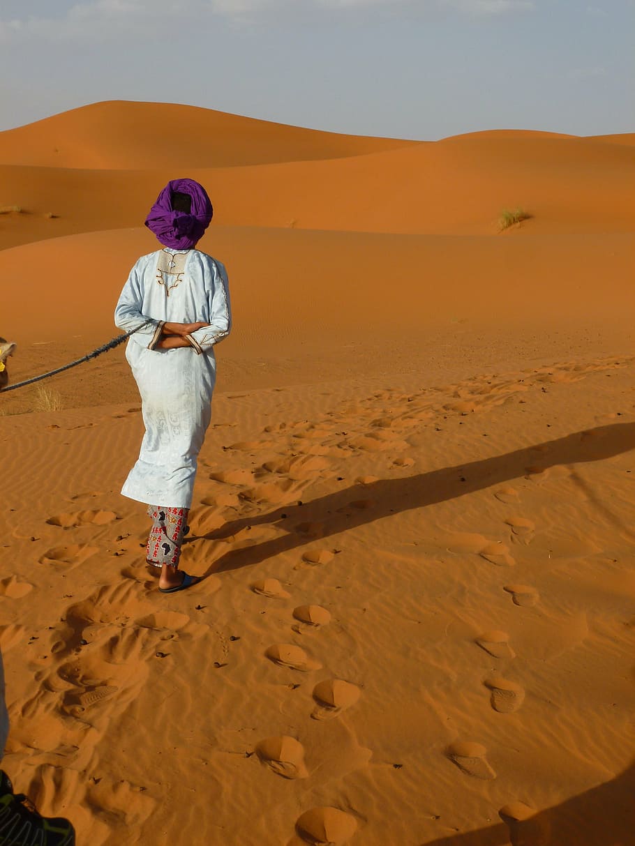 morocco, sahara, erg chebbi, sand, desert, one person, full length, one man only, adult, adults only