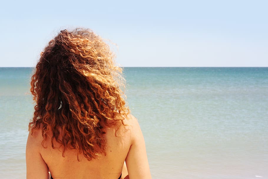 verano, sol, playa, mar, vacaciones, españa, cabello mujer rizado, horizonte, vista trasera, una persona