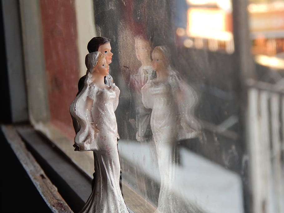 bonecas de bolo de casamento, cenário, foto, paisagem, porcelana de ornamento, representação humana, janela, semelhança feminina, representação, transparente