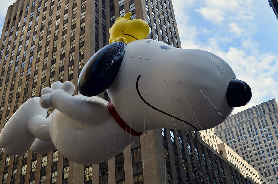 snoopy надувной обдув, высотный, здание, день благодарения, парад, Snoopy, нью-йорк, день, экстерьер здания, на открытом воздухе