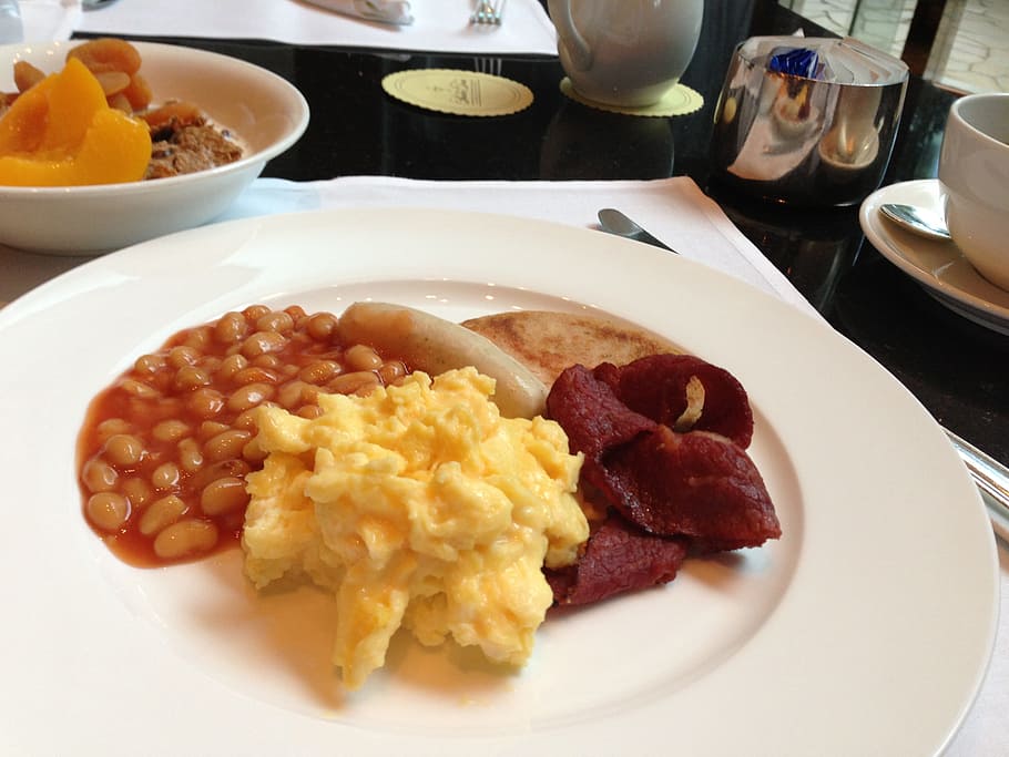 breakfast dish, breakfast, hotel, scrambled eggs, food, food and drink, plate, meal, meat, egg