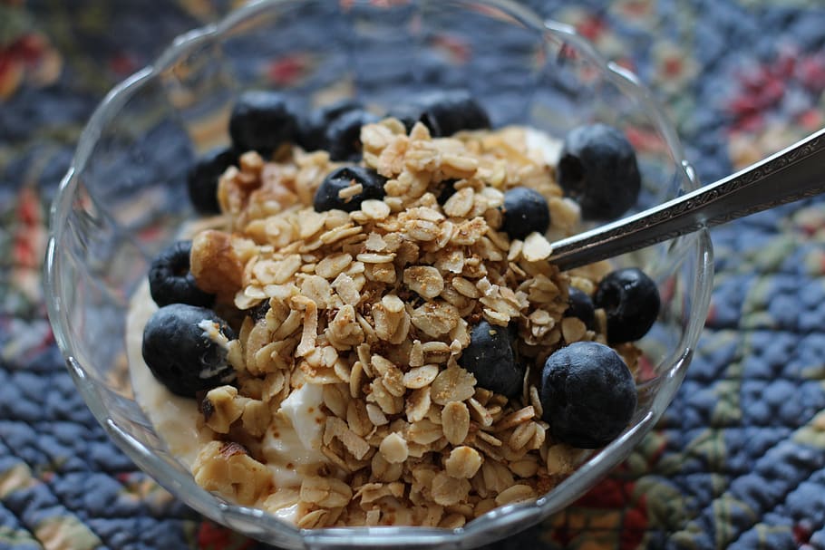 sarapan pagi, yogurt, sehat, blueberry, granola, makanan, makanan dan minuman, sendok, peralatan dapur, makan sehat
