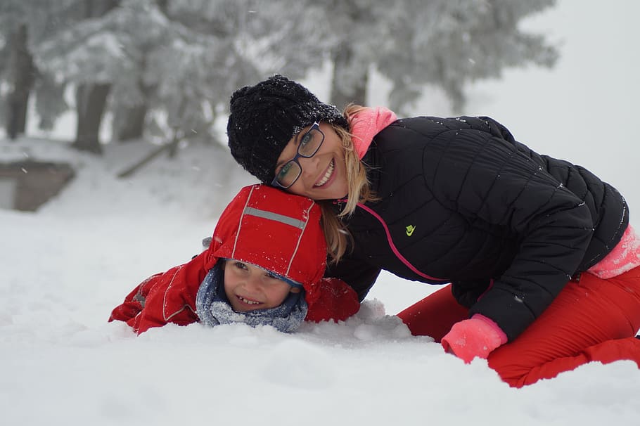 Bebé Frío En Mono De Nieve Del Invierno En Nieve Foto de archivo
