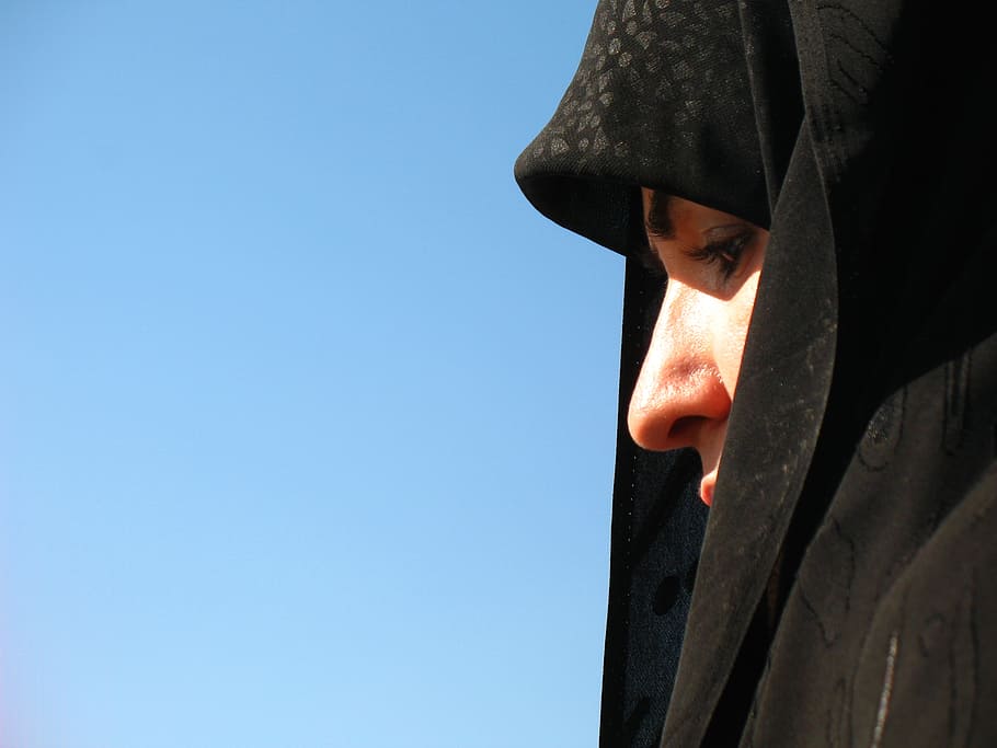 wanita, mengenakan, hitam, hiasan kepala jilbab, berdoa, agama, dewa, ibadah, potret, langit