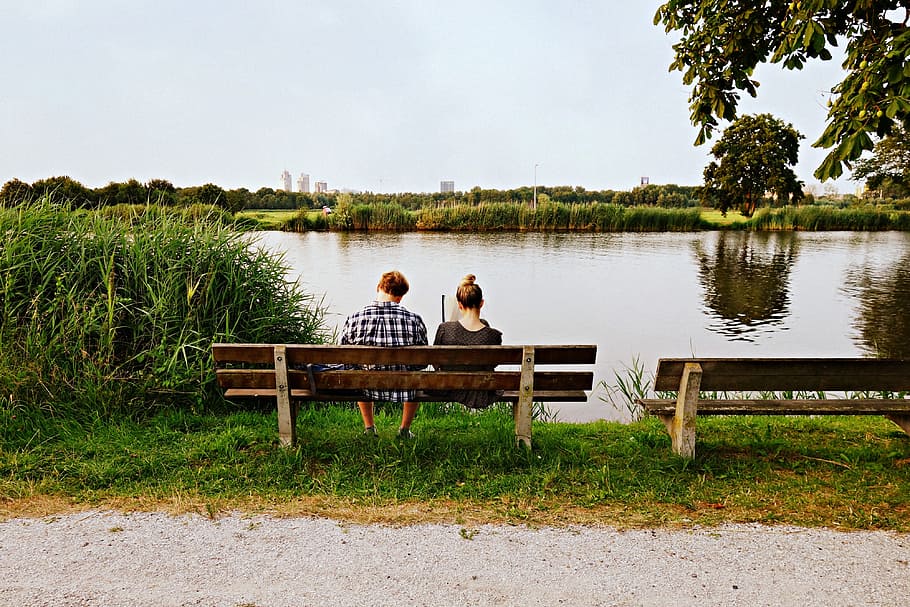 男性, 女性, 座っている, ベンチ, 人々, カップル, 一緒に, ベンチに座っているカップル, 川, 水の端