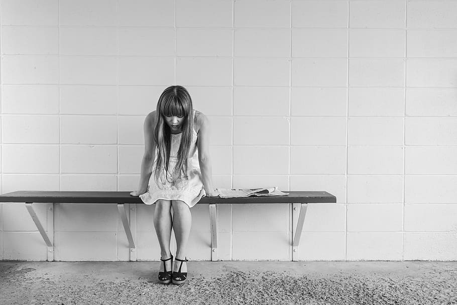 Fotografía en escala de grises, mujer, sentado, banco, niña preocupada, esperando, pensando, preocupado, blanco y negro, triste