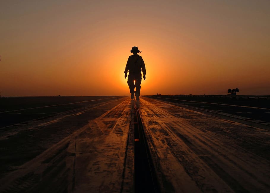 homem, fotografia, Caminhando, rua, Pôr do sol, figura solitária, Plataforma de vôo, Porta-aviões, Catapulta, mar