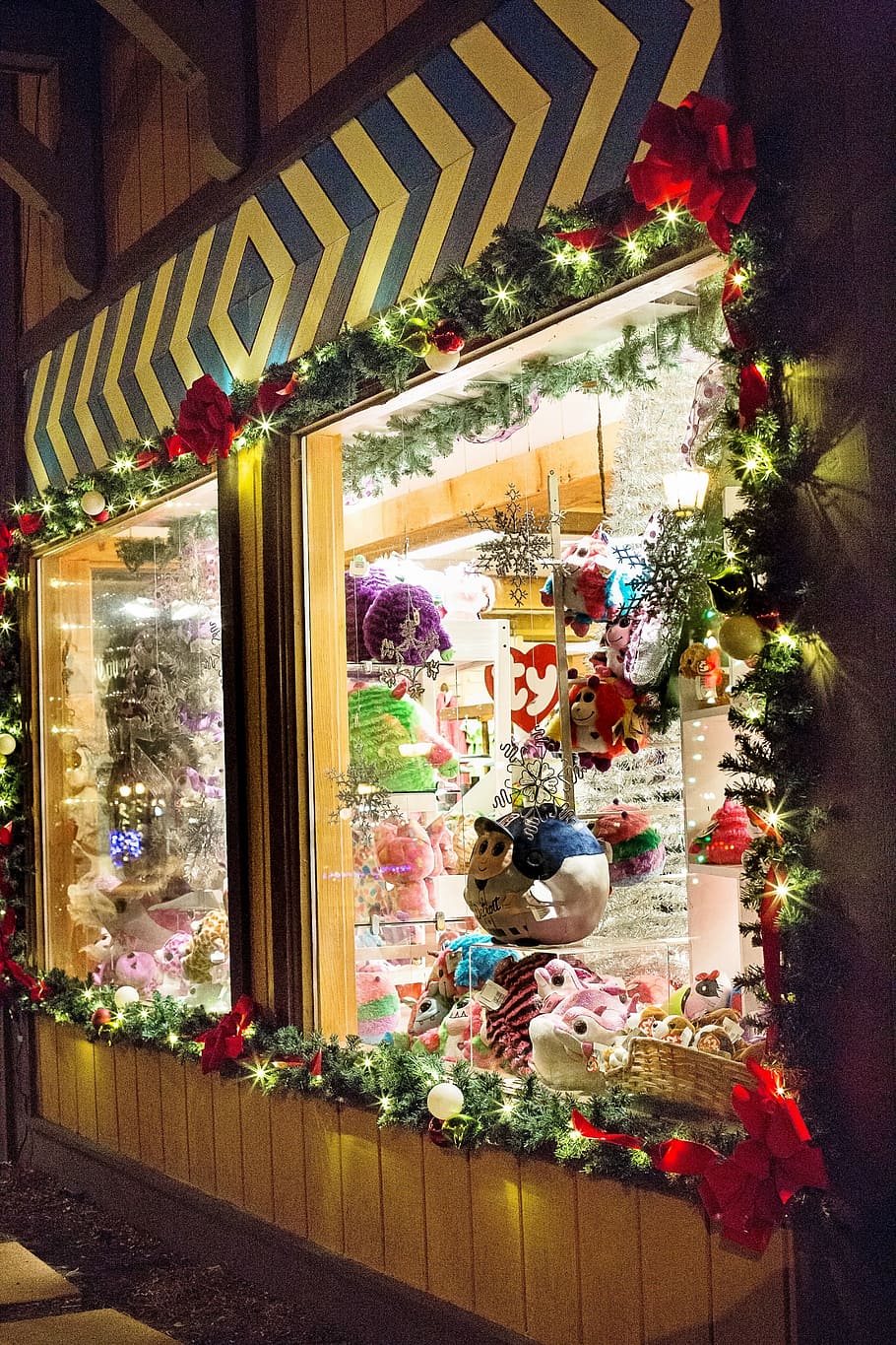 christmas store, window, display, christmas, decoration, holiday, tree, christmas decoration, celebration, christmas tree