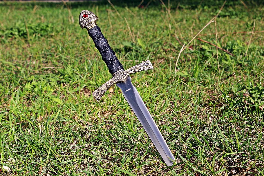 negro, gris, espada, verde, hierba, arma, cuchillo, cuchilla, daga, edad media