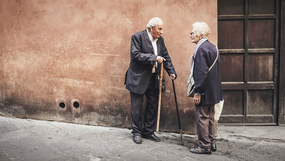 dois homens falando, pessoas, velhos, idosos, homem, mulher, falando, fora, casa, porta Adulto sênior