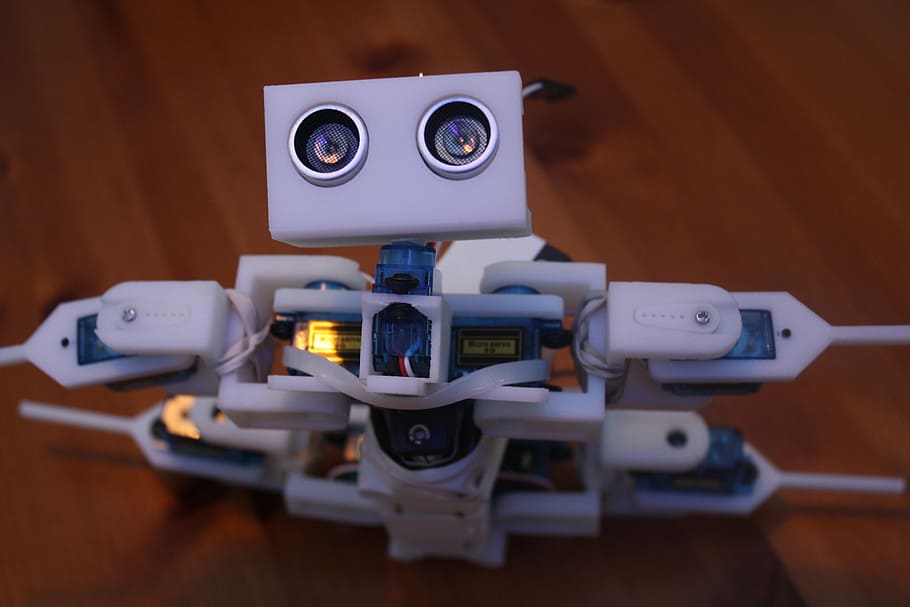 foto de close-up, robô, marrom, de madeira, superfície, servo, um sensor de ultrassom, motor, reciclagem, passatempo