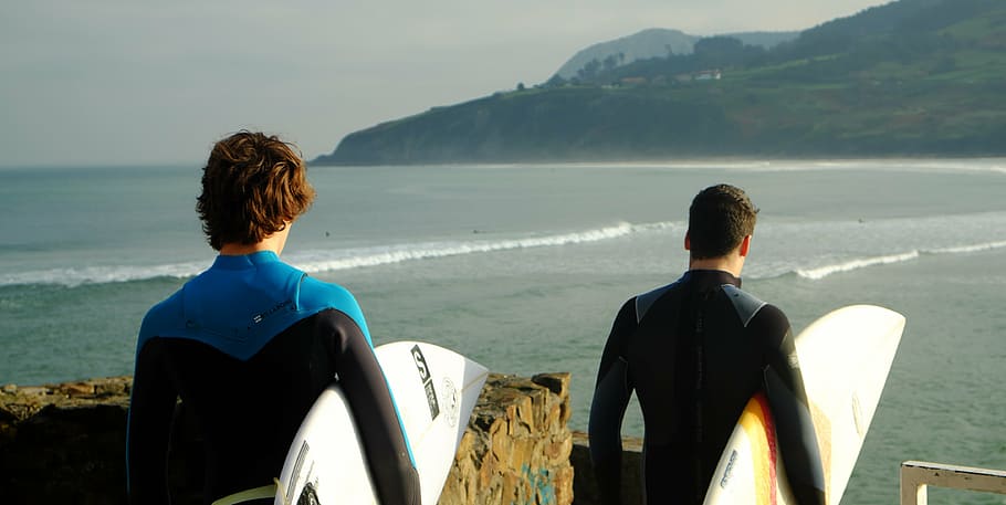 dos, hombres, llevando, tablas de surf, hacia, playa, personas, hombre, surf, olas