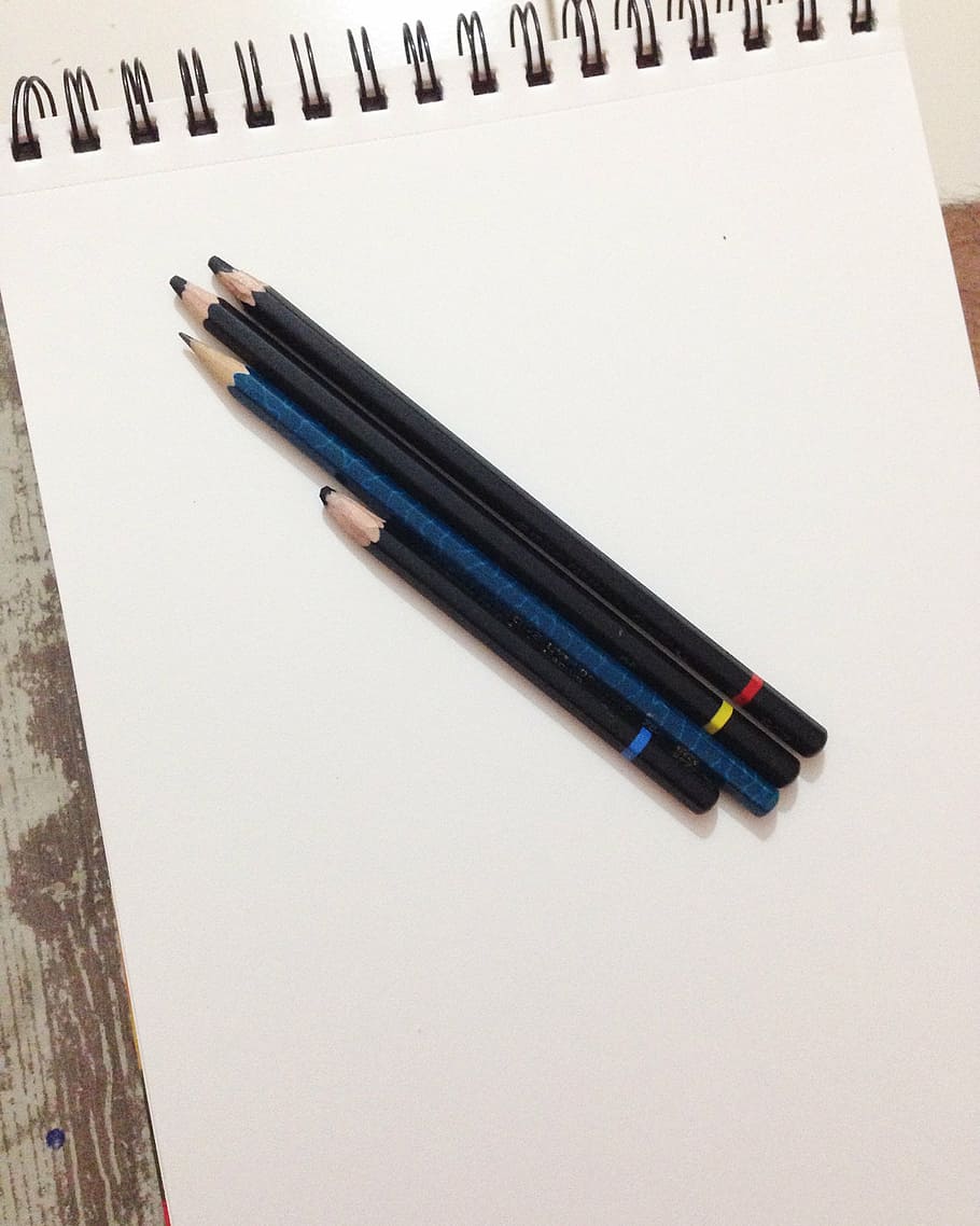cuatro lápices negros, lápiz, dibujo, cuaderno de dibujo, boceto, educación, madera - Material, bodegón, instrumento de escritura, papel